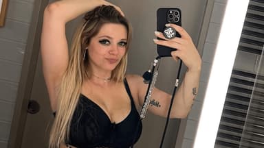 Anne Wünsche posiert in Unterwäsche vorm Spiegel