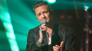 Ben Zucker guckt leidend beim Singen