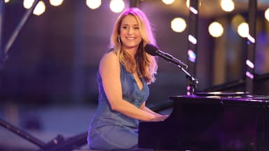 Stefanie Hertel sitzt am Klavier