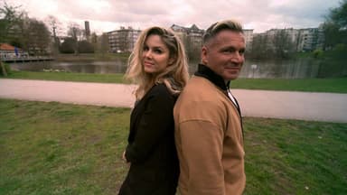 Yvonne Woelke und Peter Klein lehnen sich Rücken an Rücken aneinander