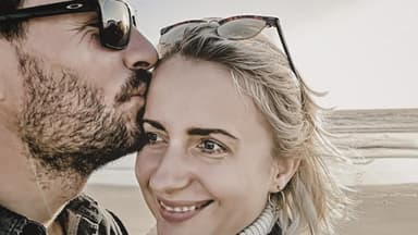 Gerald Heiser küsst Anna Heiser am Strand