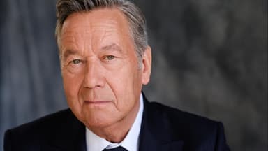 Roland Kaiser posiert für sein neues Album "Neue Perspektiven" im Anzug