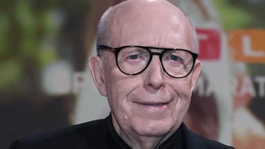 Reiner Calmund guckt skeptisch mit schwarzer Brille