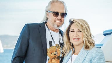 Robert und Carmen Geiss bei "Die Geissens – eine schrecklich glamouröse Familie" lächeln bedrückt