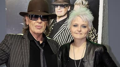 Udo Lindenberg und Tine Acke posieren auf dem Red Carpet