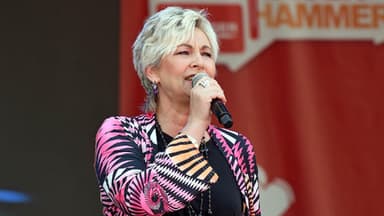 Claudia Jung singt ins Mikrofon