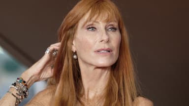 Andrea Sawatzki streift sich durch die Haare