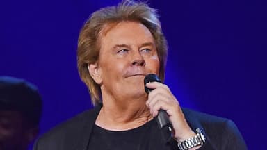 Howard Carpendale guckt schräg nach oben