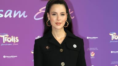 Lena Meyer-Landrut mit bauchfreiem Oberteil und goldenen Ohrringen