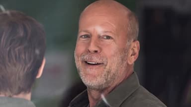 Bruce Willis lächelt