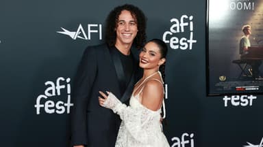 Cole Tucker und Vanessa Hudgens posieren zusammen