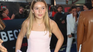 Harper Beckham in einer roséfarbenen Robe