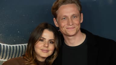 Matthias Schweighöfer hält Ruby O. Fee im Arm