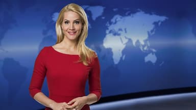 "Tagesschau"-Sprecherin Judith Rakers lächelt in einem roten Kleid