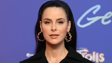 Lena Meyer-Landrut guckt aufmerksam in die Kamera