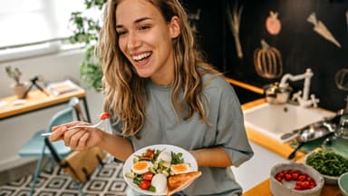 sportliche frau isst protein frühstück zum abnehmen