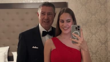Joachim und Helena Llambi posieren vorm Spiegel