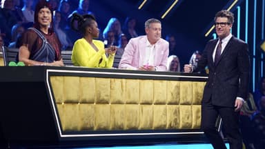 Jorge Gonzalez, Motsi Mabuse und Joachim Llambi sitzen am Jury-Pult von "Let's Dance" und sprechen mit Moderator Daniel Hartwich 