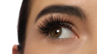 Frau Mascara für Länge und Schwung
