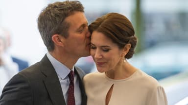 Frederik gibt Mary einen Kuss
