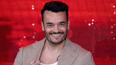 Giovanni Zarrella mit rotem Screen im Hintergrund