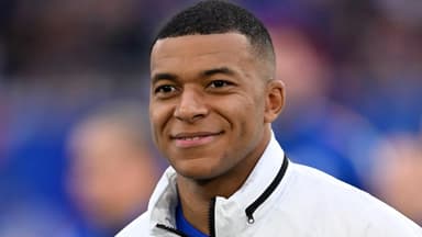 Kylian Mbappé lächelt