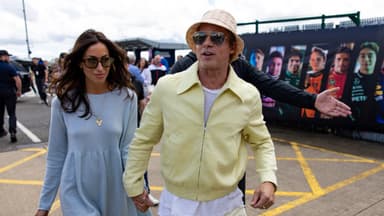 Ines De Ramon und Brad Pitt halten Händchen