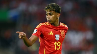 Lamine Yamal guckt zur Seite