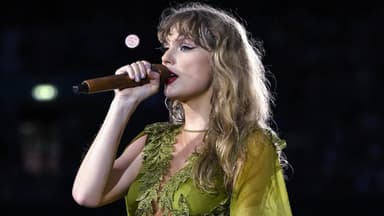 Taylor Swift bei der Eras Tour im grünen Kleid 