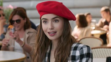 Emily in Paris mit Hut
