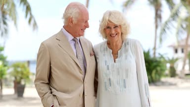 König Charles und Camilla am Strand