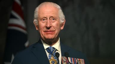 König Charles guckt verträumt