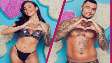 Melissa Damilia und Danilo Cristilli bei "Love Island VIP" zeigen ein Herz mit den Händen und lächeln