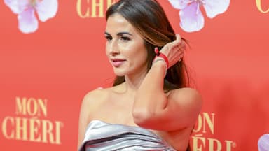 Sarah Engels streicht sich auf dem Red Carpet die Haare hinters Ohr