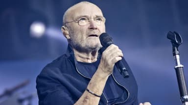 Phil Collins hält Mikrofon in der Hand