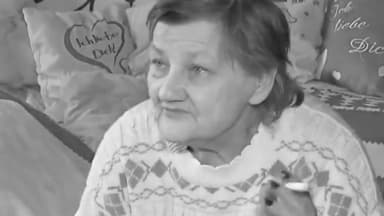 "Familie Ritter": Karin Ritter mit Zigarette in der Hand