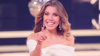 victoria-swarovski mit erhobenen Finger