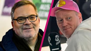 Elton lächelt, Knossi guckt mit Cappy auf dem Kopf und Mikrofon in der Hand kritisch zur Seite