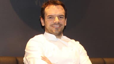 Steffen Henssler mit verschränkten Armen