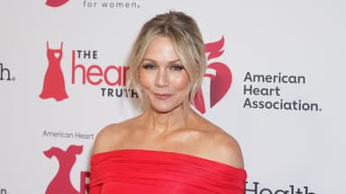 Jennie Garth im roten Kleid