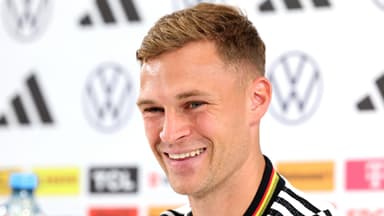 Kimmich lacht bei einer Pressekonferenz