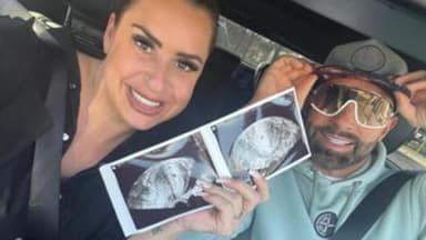 Virginia Weiß und Ehemann Andrew lächeln und zeigen ein Ultraschallbild