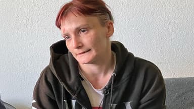 Carola und ihr Freund Stefan sitzen bei "Armes Deutschland" auf dem Sofa