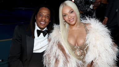 Jay-Z und Beyoncé posieren für die Fotografen und lächeln