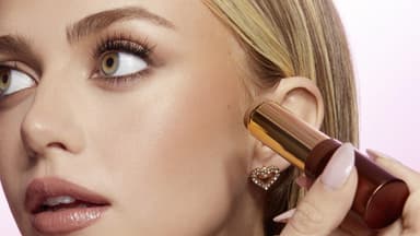 Frau trägt Bronzer auf