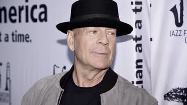 Bruce Willis schaut zur Seite
