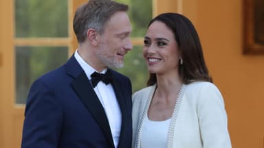 Christian Lindner und Franca Lehfeldt schauen sich verliebt an