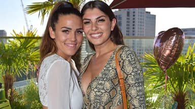 Elena Miras und Yeliz Koc posieren für die Fotografen und lächeln
