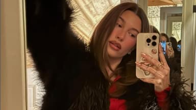 Hailey Bieber macht Selfie