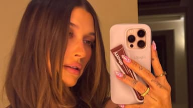 Hailey Bieber macht Selfie